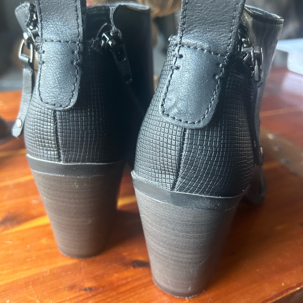 Boots - Picture 5 of 6